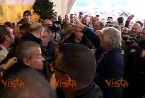 Grillo fa il saluto romano al raduno M5S di Imola