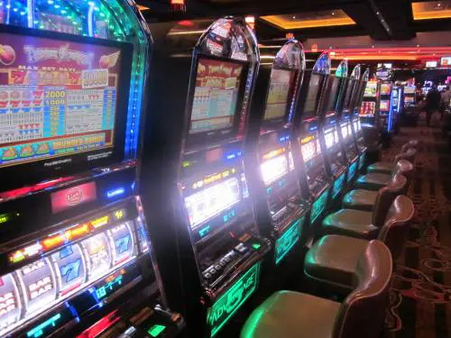 Giocavano alle slot in orario di lavoro, 18 medici indagati per assenteismo