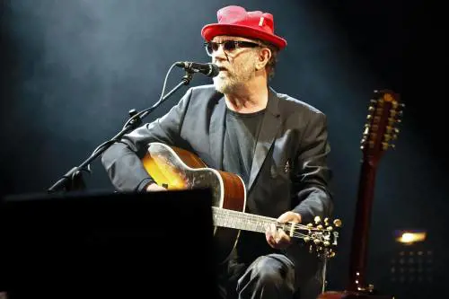 De Gregori canta i suoi "non classici" con un piccolo aiuto dei suoi amici...