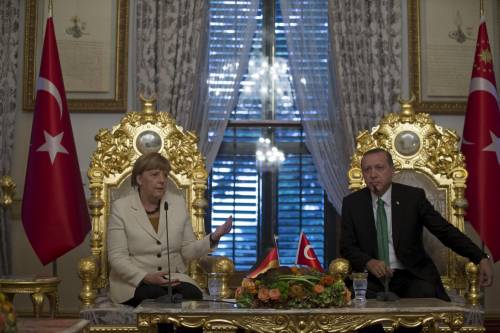 Angela Merkel in Turchia e l'ironia del web per il trono di Erdogan 
