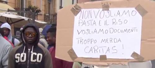Cremona, i migranti: "Troppo m...a Caritas"
