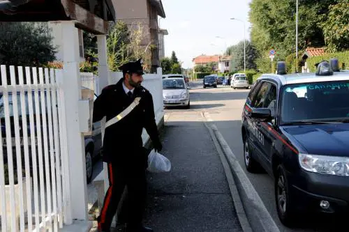 Romeno gli entra in casa per rubare: anziano gli spara e lo ammazza