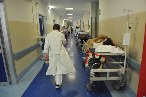 Napoli, negli ospedali pazienti ricoverati tra la spazzatura 