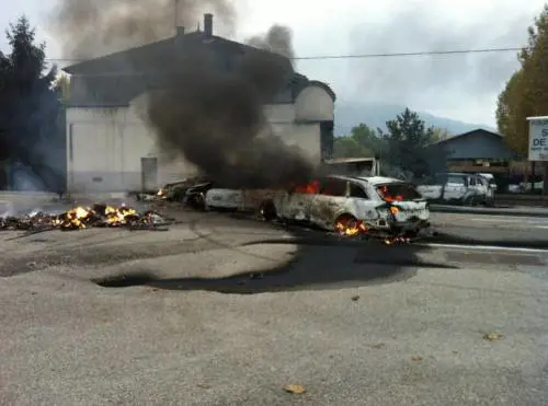Nomadi in rivolta devastano una città francese