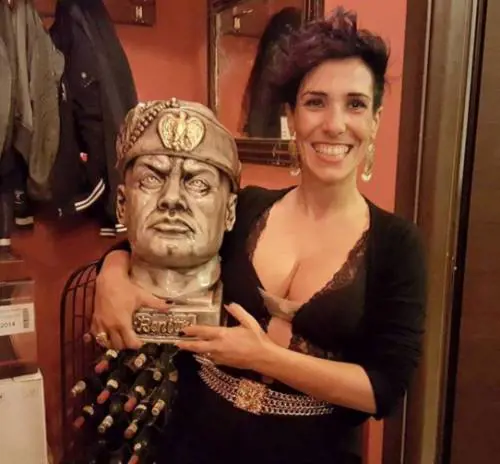 Sassari, consigliera 5 stelle si fa una foto col busto di Mussolini