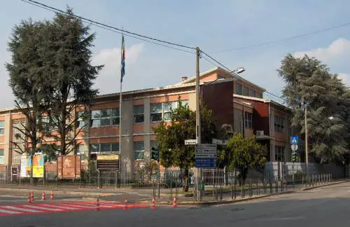 Lite tra genitori fuori dalla scuola, spunta un machete