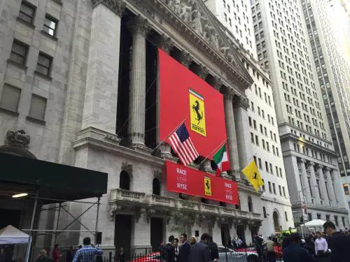 La Ferrari romba a Piazza Affari e l'imbucato Renzi si fa lo spot