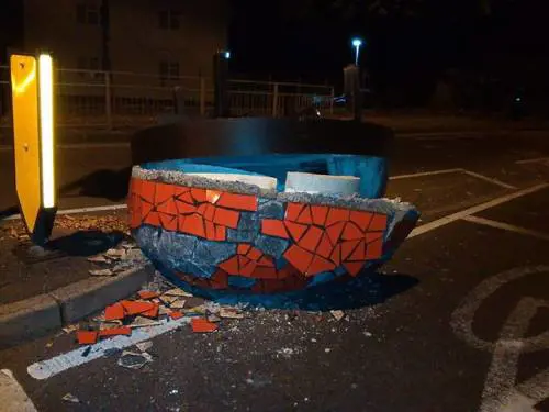 La polizia: "Niente paura, abbiamo trovato i resti di un ufo in strada"