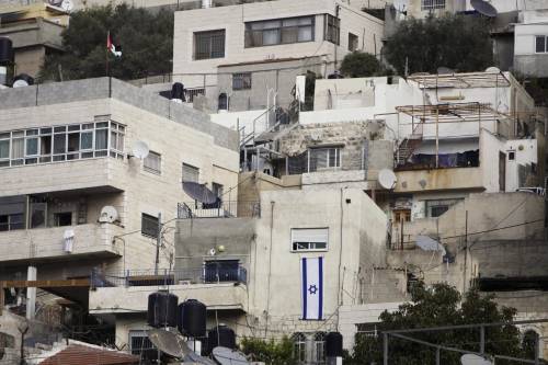 Una bandiera israeliana alla finestra di una casa nel quartiere di Silwan, Gerusalemme Est