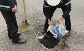 Roma, strade piene di buche e voragini