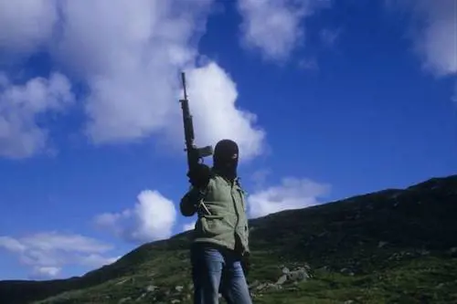 Un volontario dell'Esercito Repubblicano Irlandese (Ira)