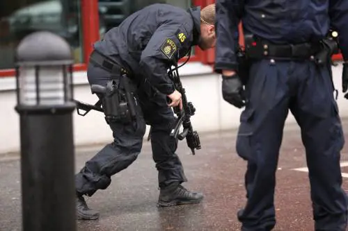 Svezia, entra a scuola con una spada. Docente e un alunno uccisi in aula