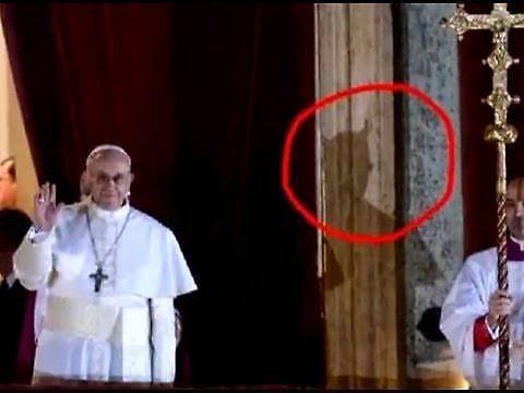 La foto che fa infuriare tutti: "C'è il diavolo dietro al Papa"