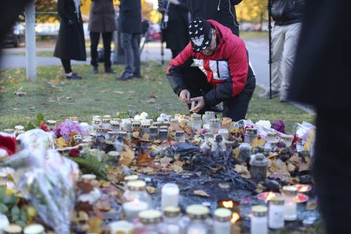 Fuori dalla scuola Kronan di Trollhättan un improvvisato memoriale per le vittime