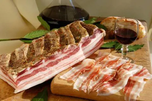 Pancetta a salsicce come alcol e sigarette: "Sono cancerogene"