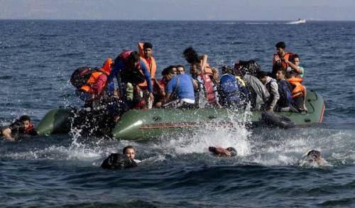 I commandos di armati che affondano i barconi