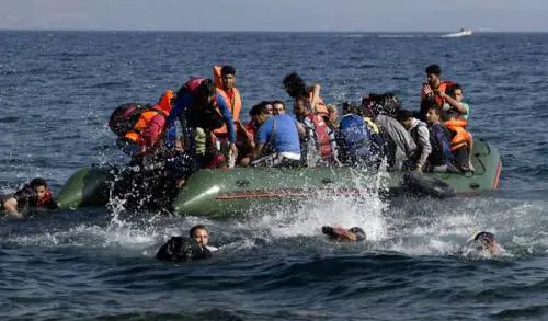 I commandos di armati che affondano i barconi