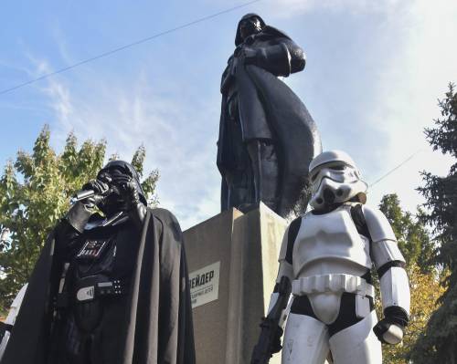 La statua di Darth Vader si erge al posto di Lenin