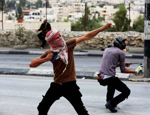 Manifestanti tirano pietre all'esercito israeliano in Cisgiordania