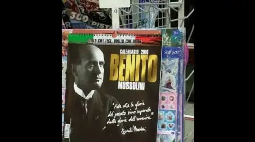Il calendario del Duce nell'edicola della Coop