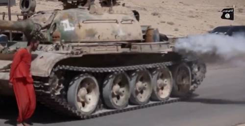 Isis schiaccia militare ​con un carro armato
