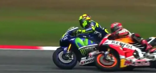 Scintille al Gp della Malesia. Rossi fa cadere Marquez