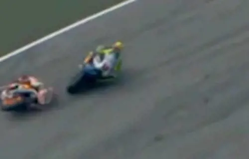 La fotosequenza dello scontro tra Rossi e Marquez