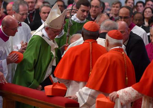 Il cardinale Roger Etchegaray cade davanti a papa Francesco