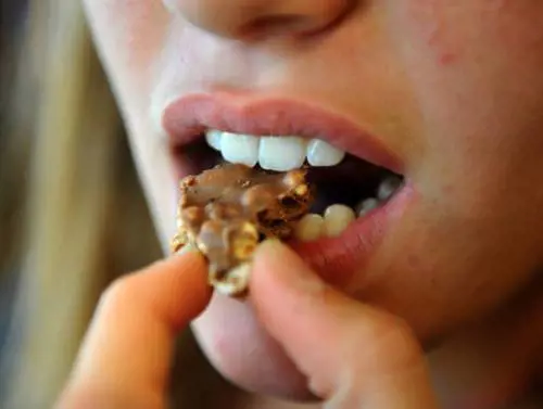 Una sperimentazione tutta italiana per capire i legami tra acne e cioccolato