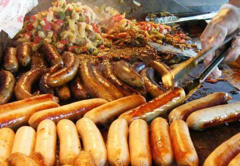 Sente odore di salsiccia ed evade dai domiciliari: 14 mesi di carcere