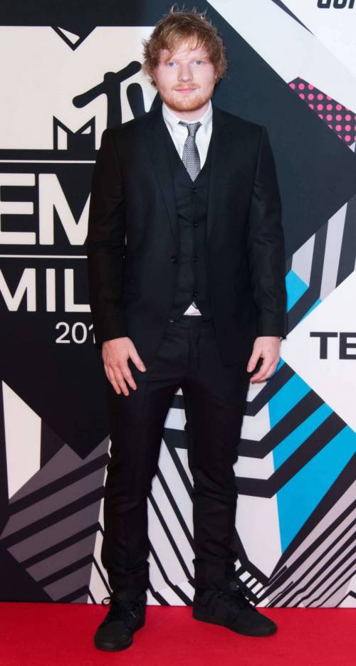 MTV EMA 2015: Ed Sheeran ubriaco sul palco, ironie in rete