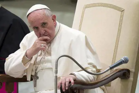 Francesco registrato di nascosto: "Sconvolto dagli investimenti sulle armi"
