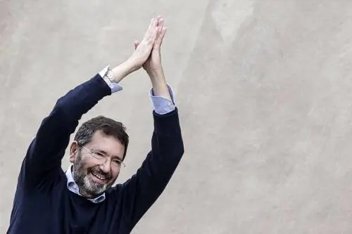 Forza Italia: "Marino? Attaccato alla poltrona con la colla per topi"