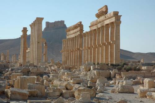 Isis, nuovo orrore a Palmira: fatti esplodere tre detenuti legati al colonnato