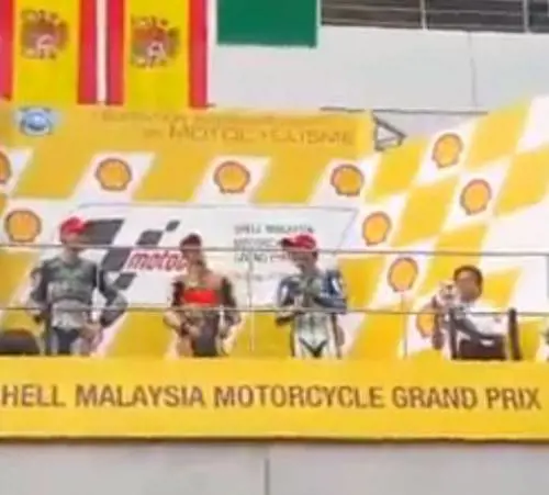 Valentino alza il trofeo e Lorenzo fa il pollice verso