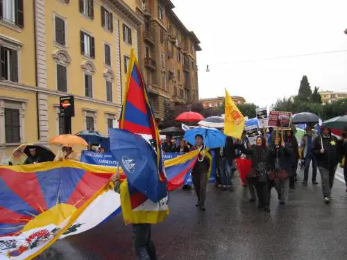La troppa burocrazia ammazza la libertà: Parigi e Roma a confronto