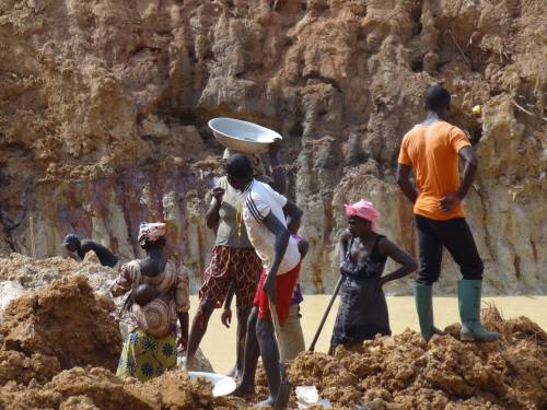 Una piscina tutta d’oro: le miniere del Camerun e i rifugiati centrafricani