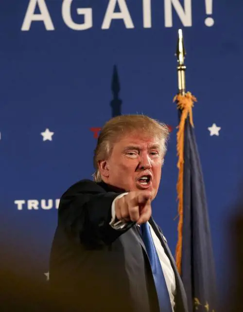 Islamico minaccia Trump con due coltelli: "Io ti circoncido"
