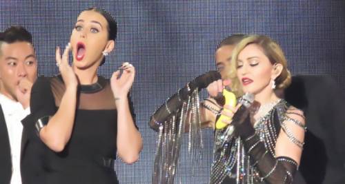 Madonna e Katy Perry: sexy show, sul palco mimano un amplesso
