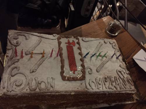 La torta di compleanno di Massimo Giorgetti, con tanto di fascio littorio e simbolo delle SS