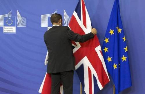 Il ricatto delle agenzie: "Se Londra lascia la Ue le taglieremo il rating"