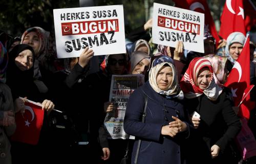 Una manifestazione per la libertà di stampa davanti alle tv chiuse a Istanbul