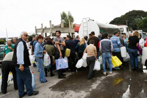 Cittadini in fila davanti a un camion cisterna a Messina