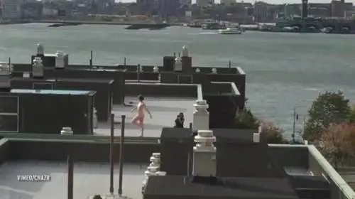 Si affacciano dalla finestra e vedono una modella nuda