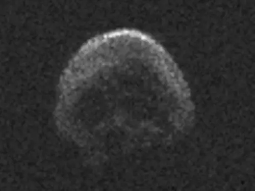 Halloween, la terrà verrà ​sfiorata da un asteroide a forma di teschio