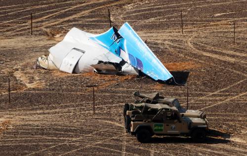 I resti dell'aereo russo che si è schiantato nel Sinai