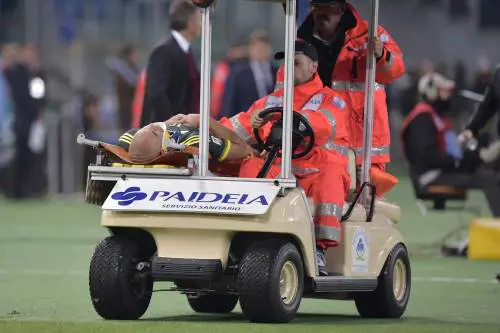 Lazio-Milan, paura per Alex: sviene e lascia il campo in barella