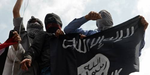 La svolta dell'Isis: "Gli uomini devono truccarsi"