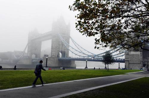 Spettacolare Londra avvolta dalla nebbia