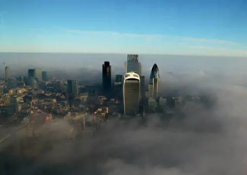 I grattacieli della City avvolti dalla nebbia
